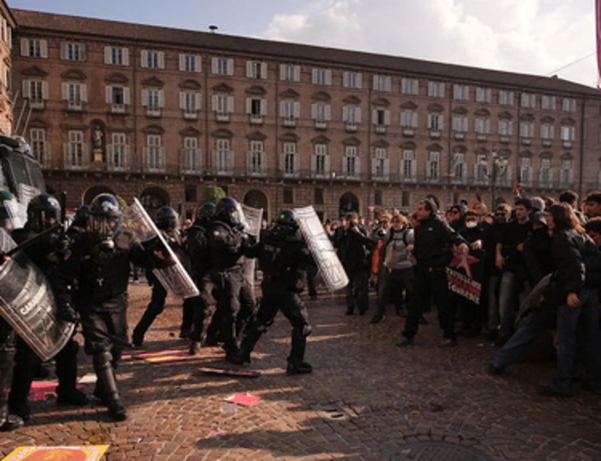 Torino, letame davanti al comune e tensioni in piazza Castello: cariche e idranti per disperdere il corteo