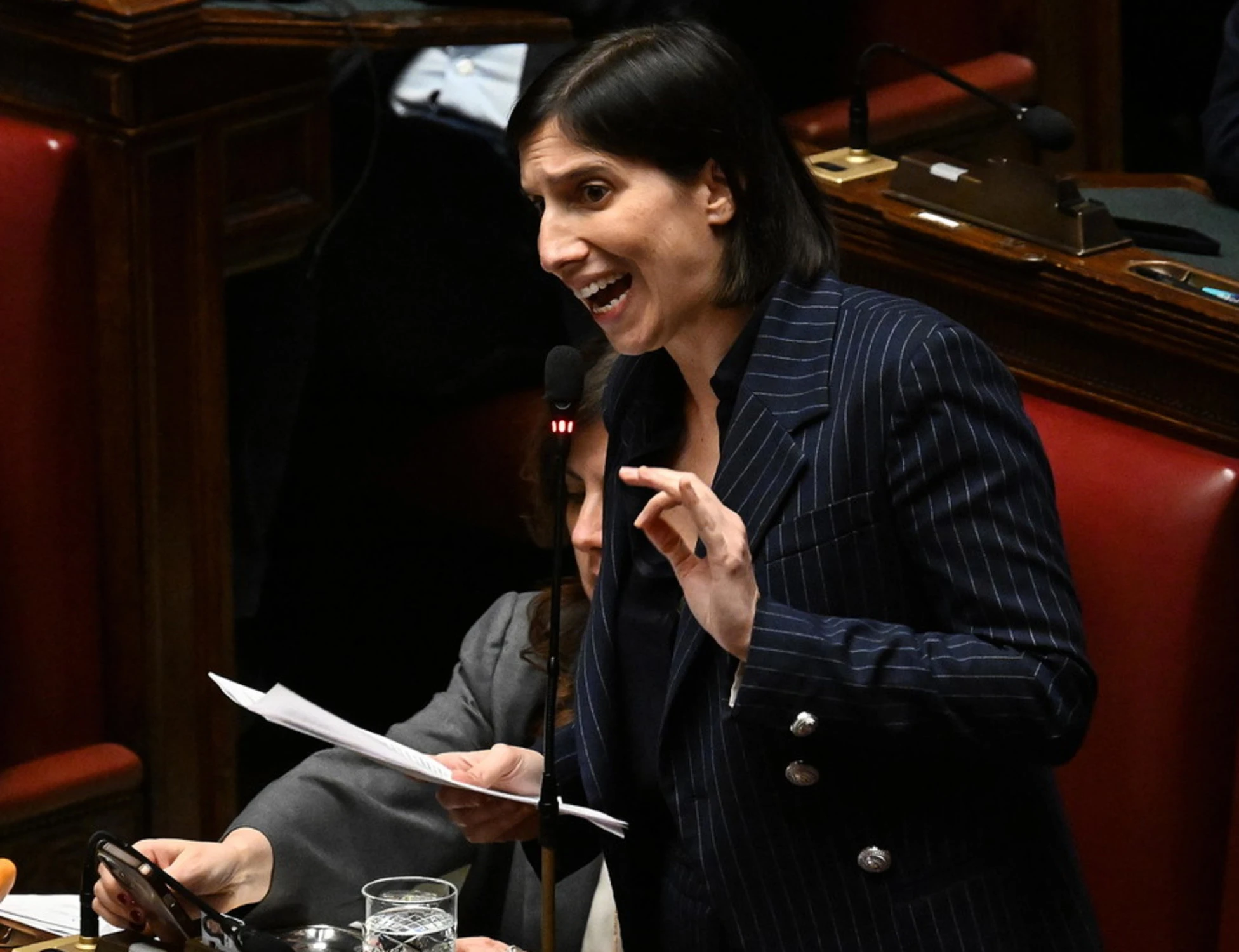 M5s, lo sfregio in aula ad Elly Schlein: mentre la piddina parla...