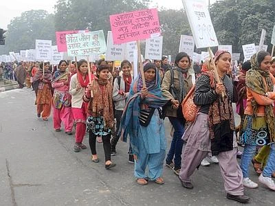 India, bimba di 5 anni stuprata e mutilata: rabbia e violenti scontri con la polizia