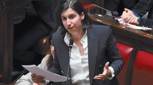 Schlein, fuga dalla realtà: le priorità di Elly nel Paese delle meraviglie