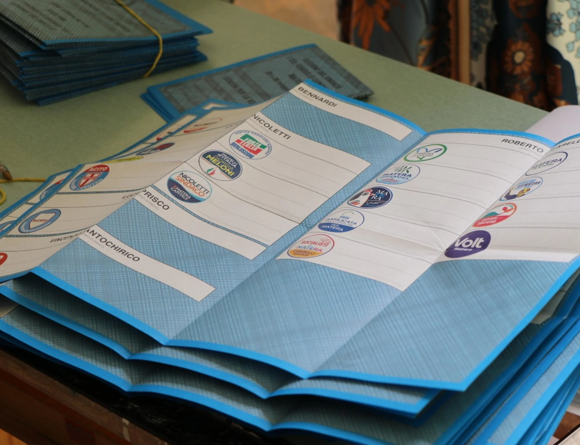 Gli italiani sempre più lontani dal dibattito: un giovane su due non segue la politica