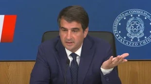 Raffaele Fitto, scontro con il giornalista: "Scusi, dove è scritto?"