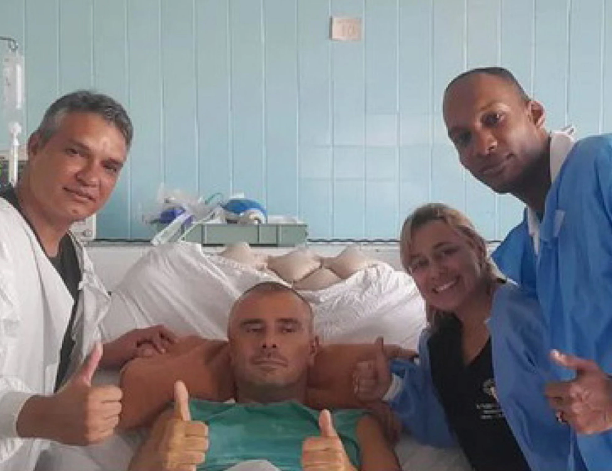 Alessandro Di Battista posta una foto in ospedale a Cuba e attacca gli Usa: "Mafiosi"