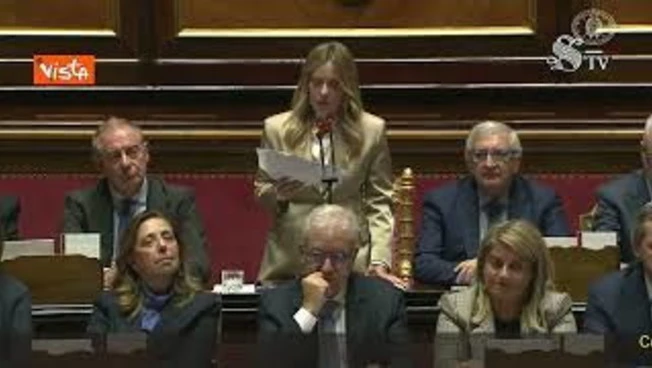 Meloni: "Non rimpiango muro di Berlino o i carri armati russi". Standing ovation della maggioranza
