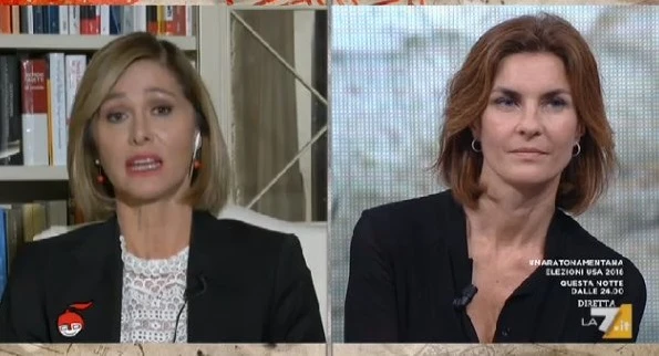 Alessandra Moretti, scollatura da brividi a DiMartedì: ops, quando abbassa i fogli bianchi...