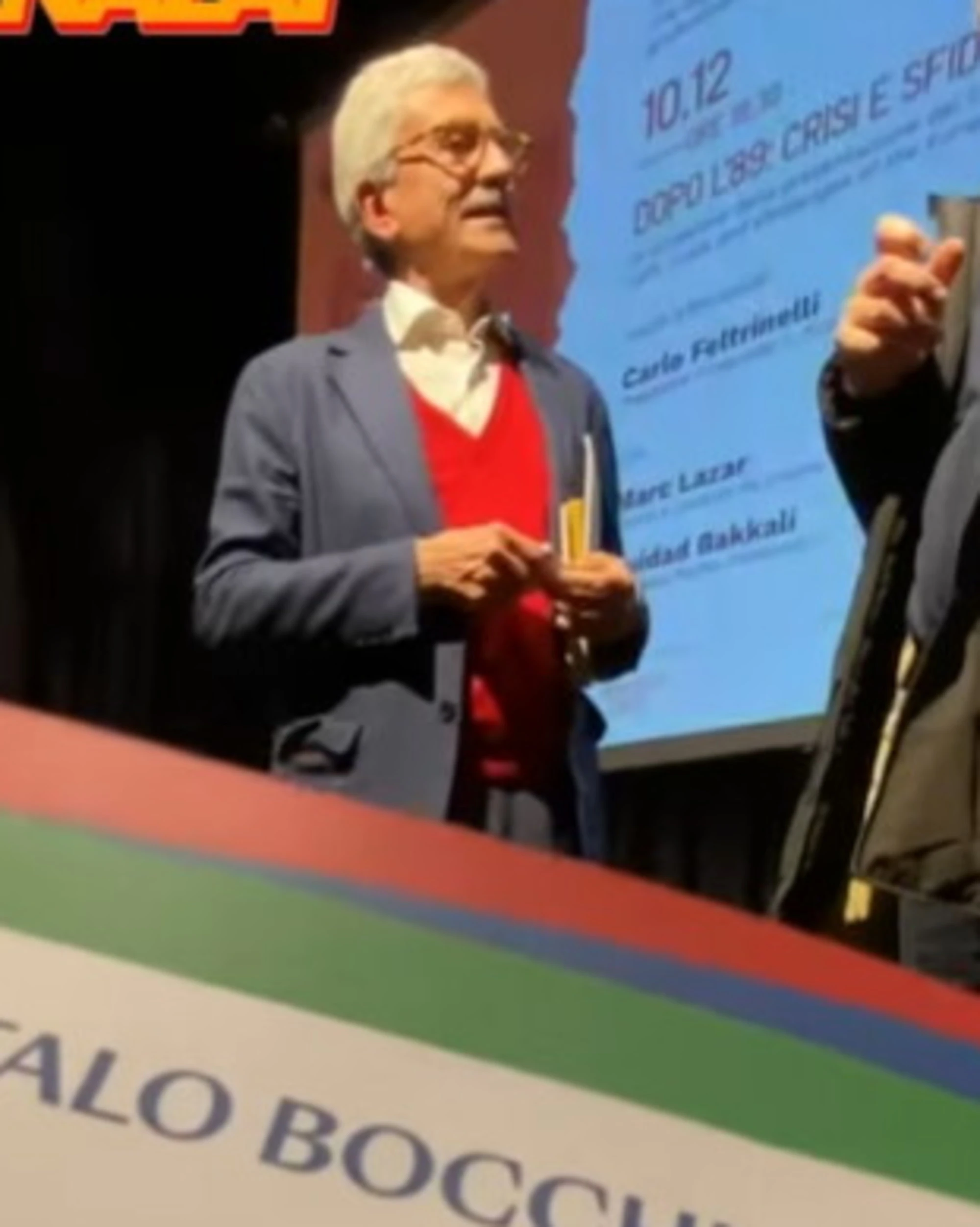 Danno il libro di Italo Bocchino a D'Alema e lui sbrocca