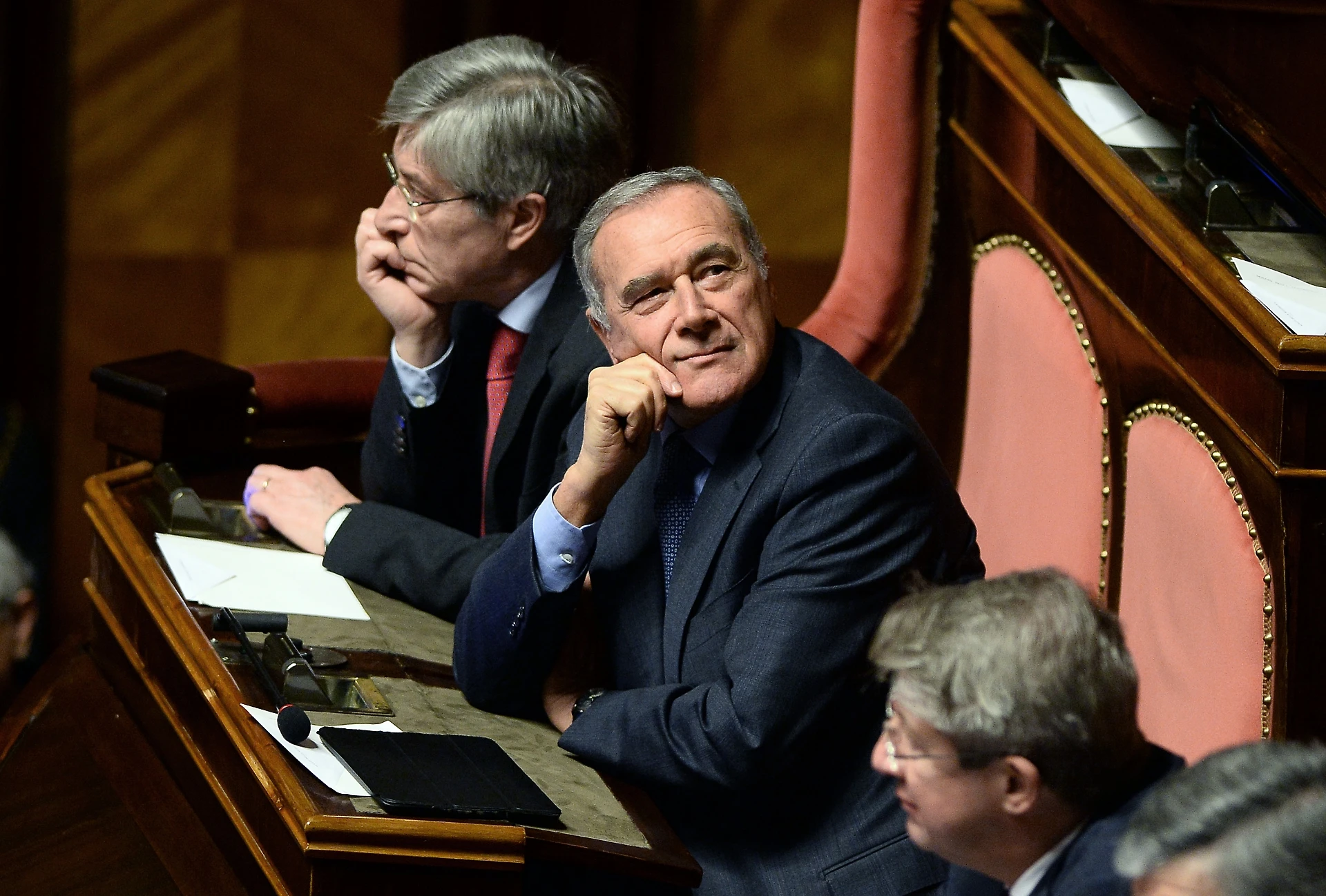 Pietro Grasso, la tristezza umana: come l'hanno beccato in aula. La brutta fine di un presidente