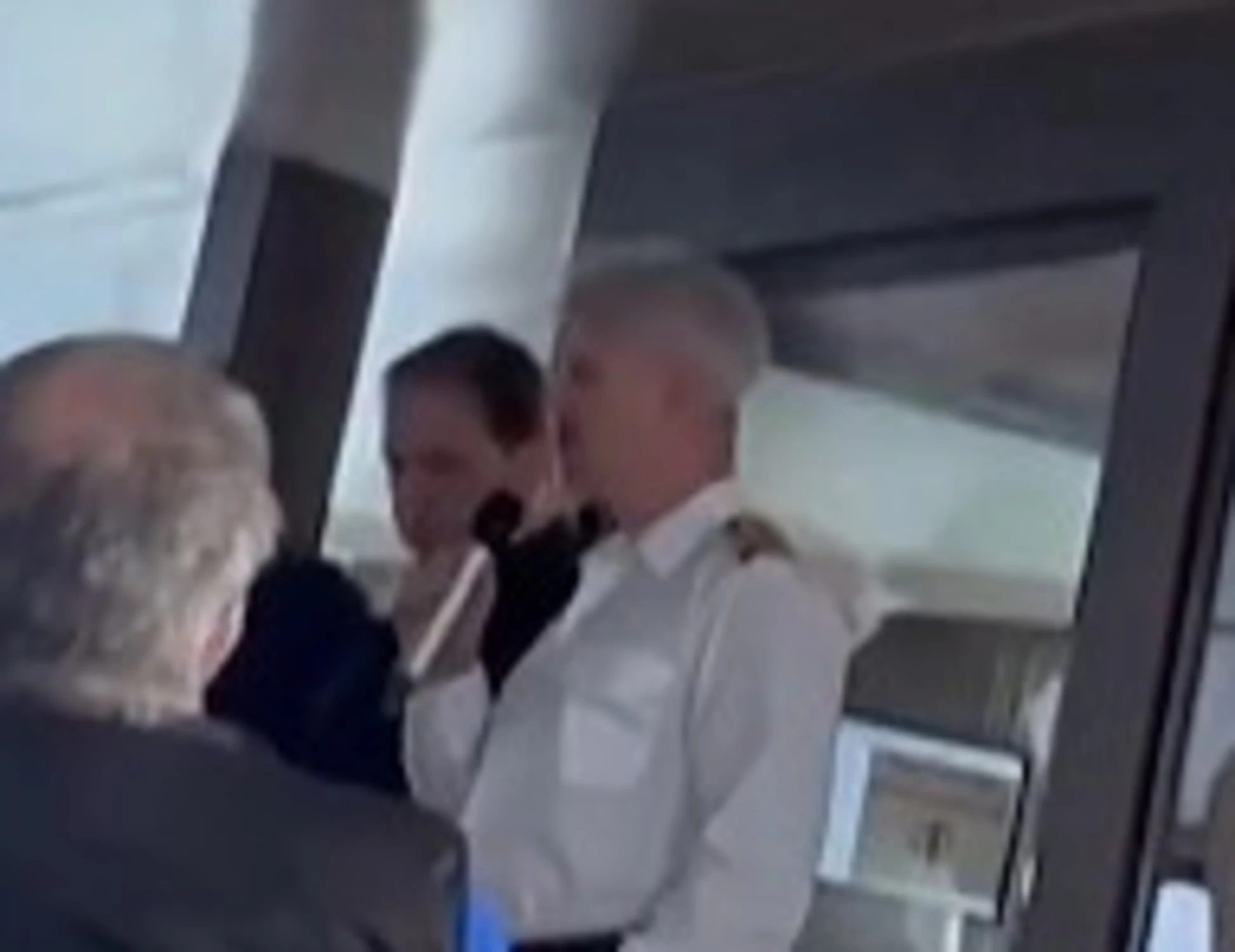 Hantavirus, il video-choc del capitano della nave: "È morto, ma non era contagiato"