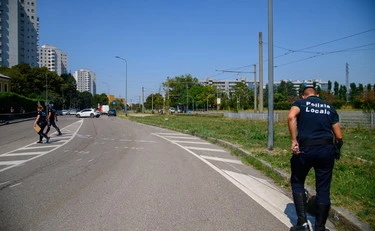 Investita e uccisa a Milano: perquisizioni in un campo rom, dove hanno trovato i minori