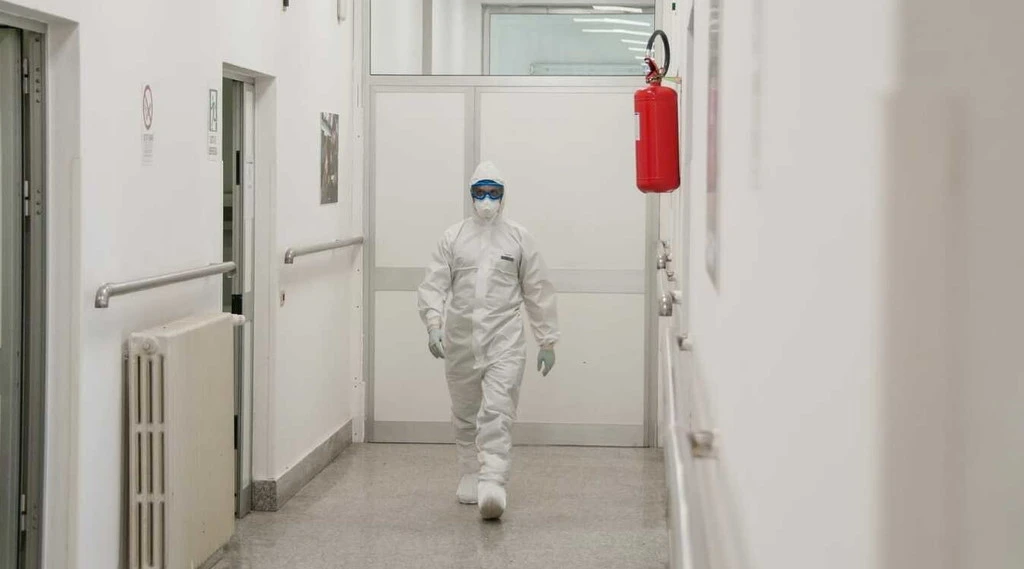 Bollettino 15 novembre, schizza il tasso di positività. Contagi, +192% tra gli operatori sanitari: gli ospedali non sono sicuri?