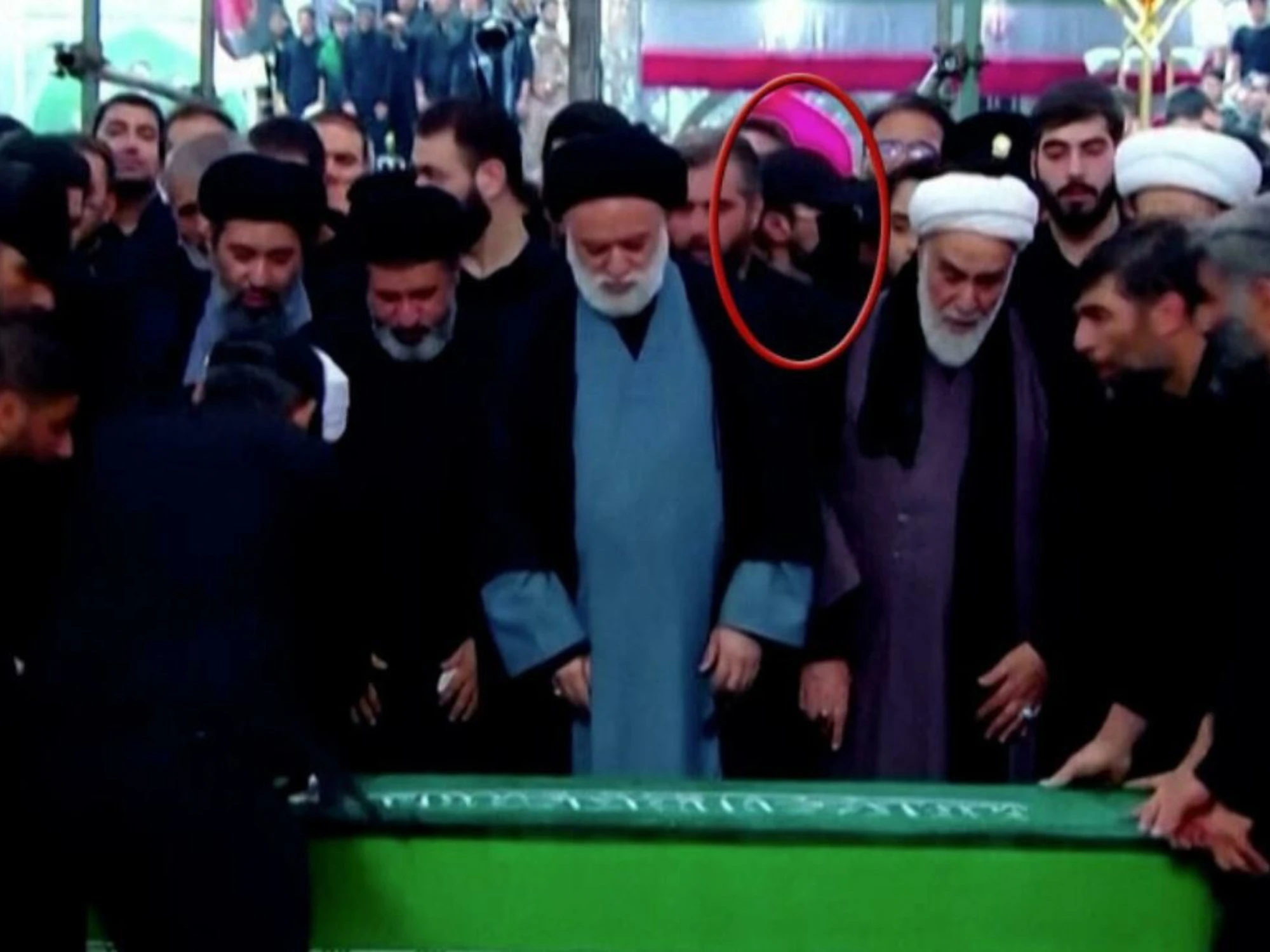 Iran, il mistero ai funerali di Khamenei: "L'uomo col berretto e la maschera"