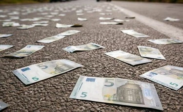 Lecce, pioggia di banconote sulla circonvallazione: scoppia il delirio