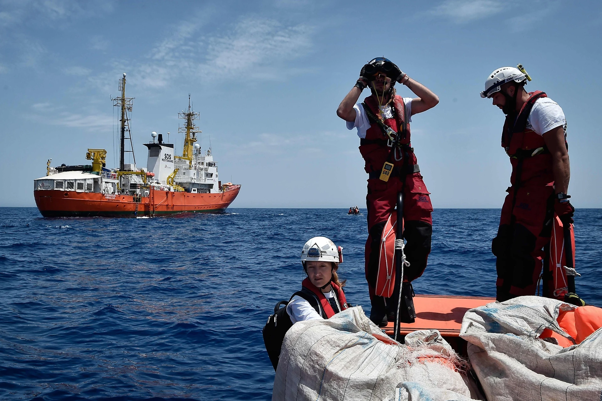 Aquarius, gli immigrati trasferiti su navi italiane e diretti in Spagna