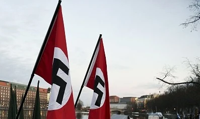Bandiera nazista sulla torre, il blitz in Italia: la clamorosa provocazione dell'ultra-destra