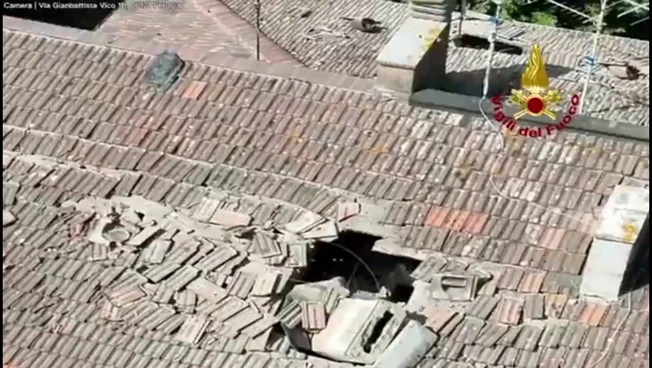 Esplosione in una palazzina di Perugia, due feriti gravi: le immagini