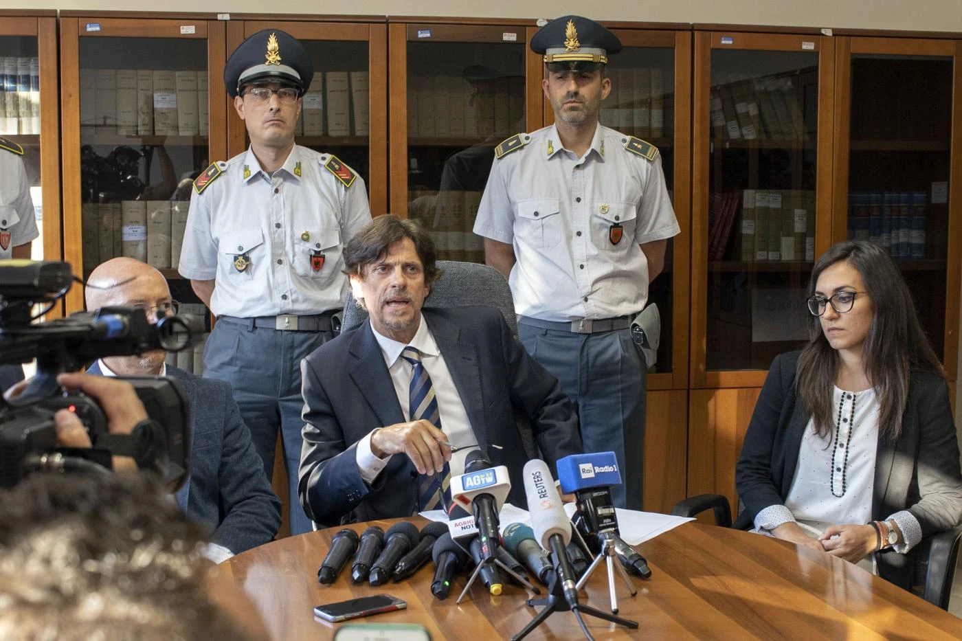 Sea Watch, Patronaggio svela la bomba migranti: "In quegli stessi giorni...". Ong e scafisti, la verità