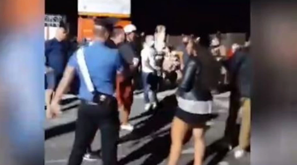 Matteo Salvini, il video da Lampedusa: "Ci siamo rotti i cog***, qui finisce male". Italiani esasperati dai migranti tunisini