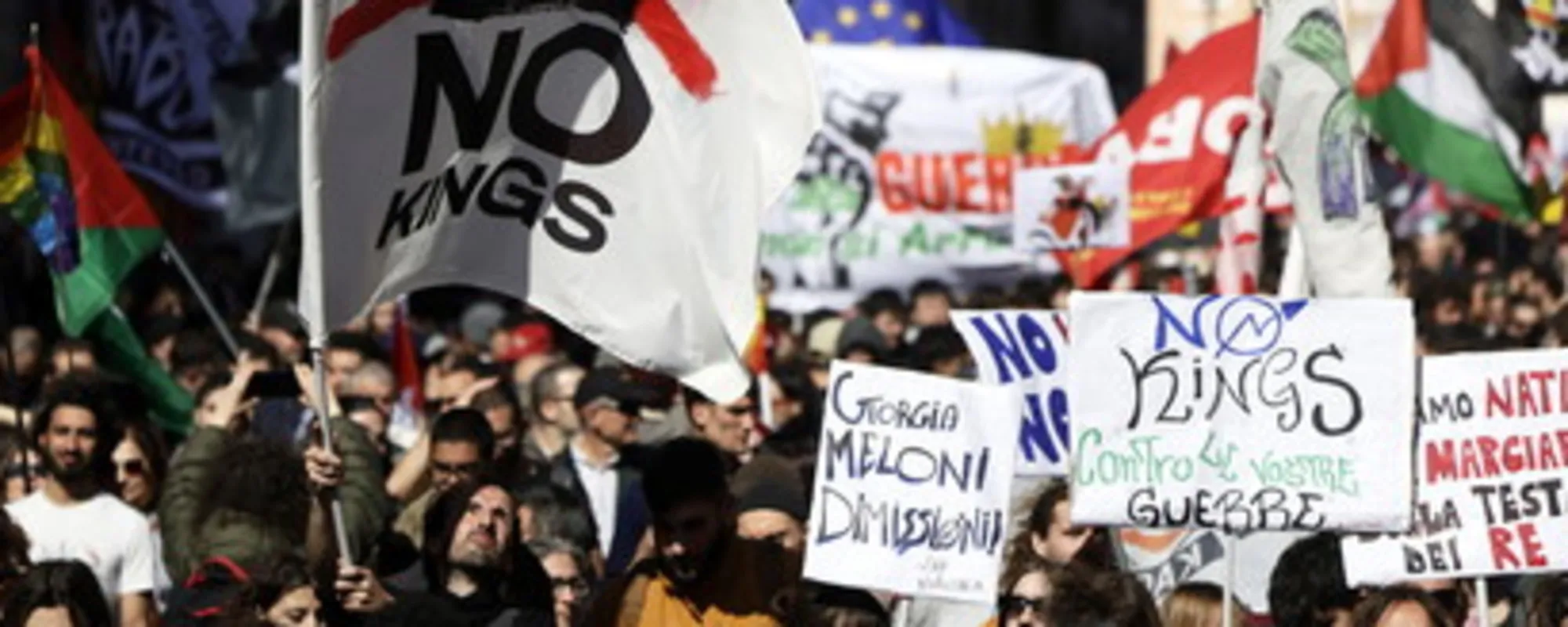 'Governati da fascisti': insulti a Meloni, ecco il corteo per la pace