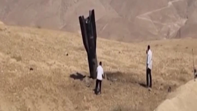 Israele, grosso frammento di missile si conficca a terra in 
