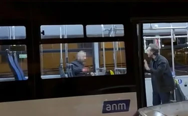 Napoli, prende in ostaggio una donna sul bus e la accoltella: tentano di linciarlo