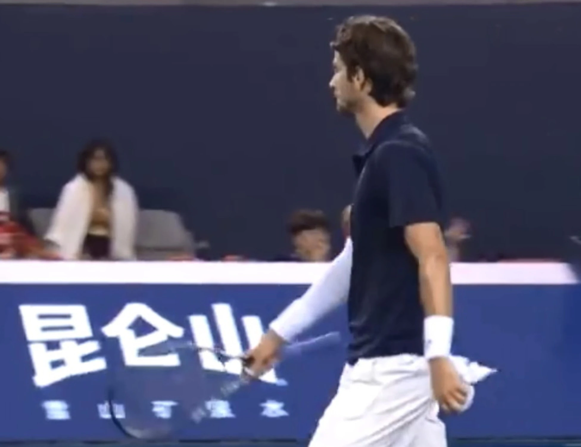 Lorenzo Musetti, crac a Pechino: tradito dalla coscia, si ritira