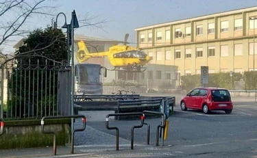 Bergamo, studente di terza media accoltella una insegnante davanti a scuola: è grave