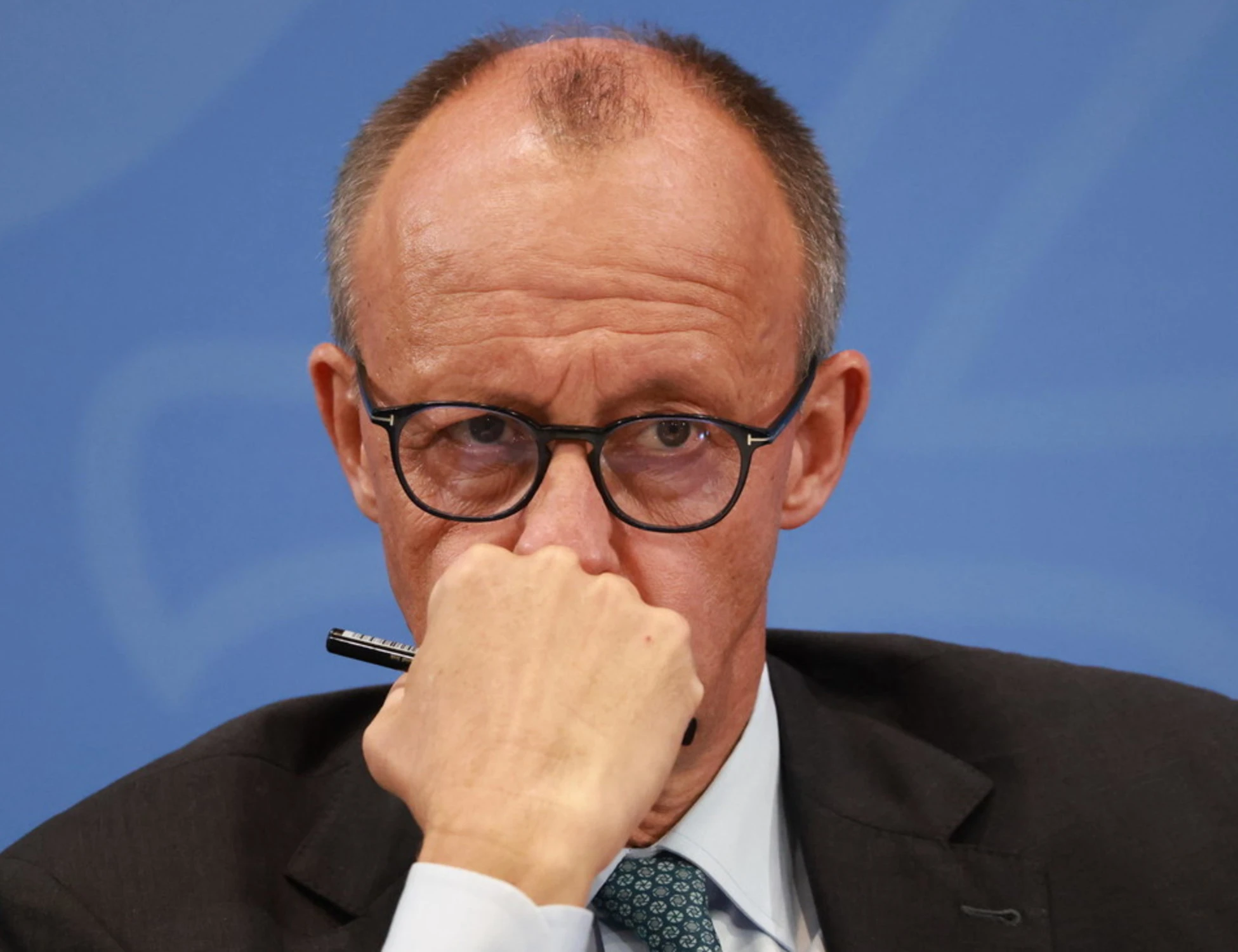 Alexander Merz, "online il numero del Cancelliere": un caso in Italia