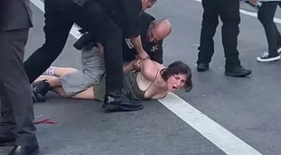 Joe Biden, la donna protesta contro il presidente: "Brutalizzata in strada", video virale