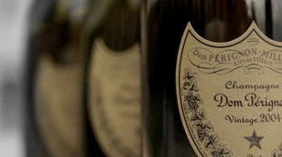 Dom Pérignon sparito dai supermercati, un disastro per lo champagne: ecco cosa sta succedendo