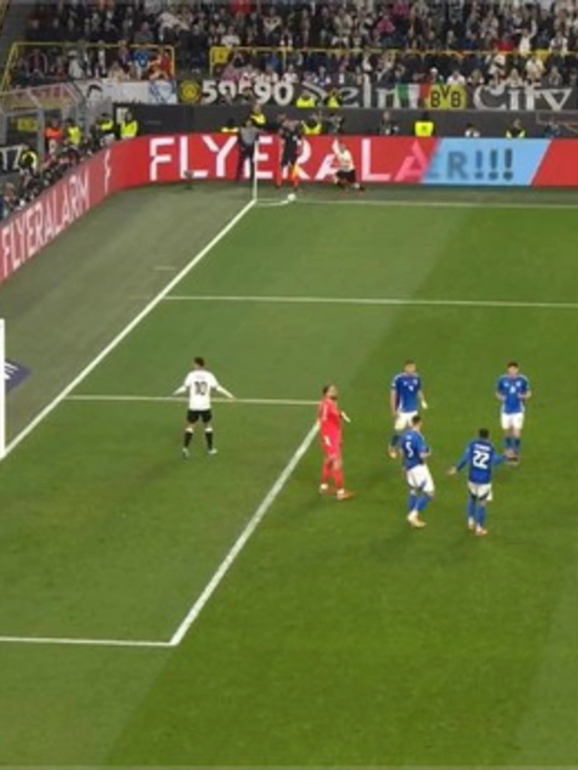 Germania-Italia, la foto imbarazzante che fa il giro del mondo: cosa fa Donnarumma