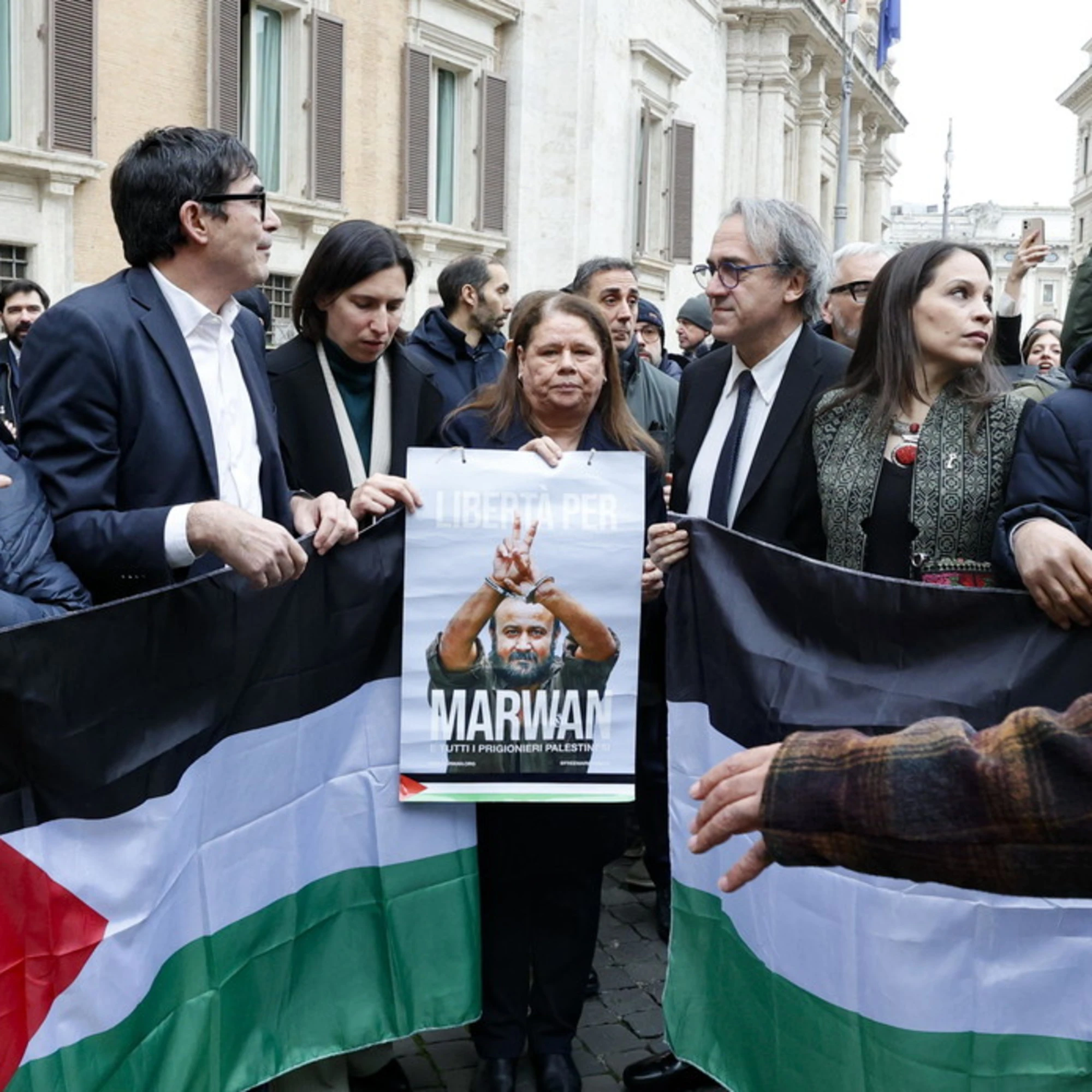 L'incredibile processione della moglie di Barghouti, nuovo vate-terrorista