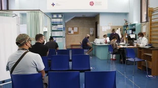 Bollettino 16 ottobre, quasi 3mila casi e 14 morti. Vaccinazioni, boom di dosi: effetto-Green pass