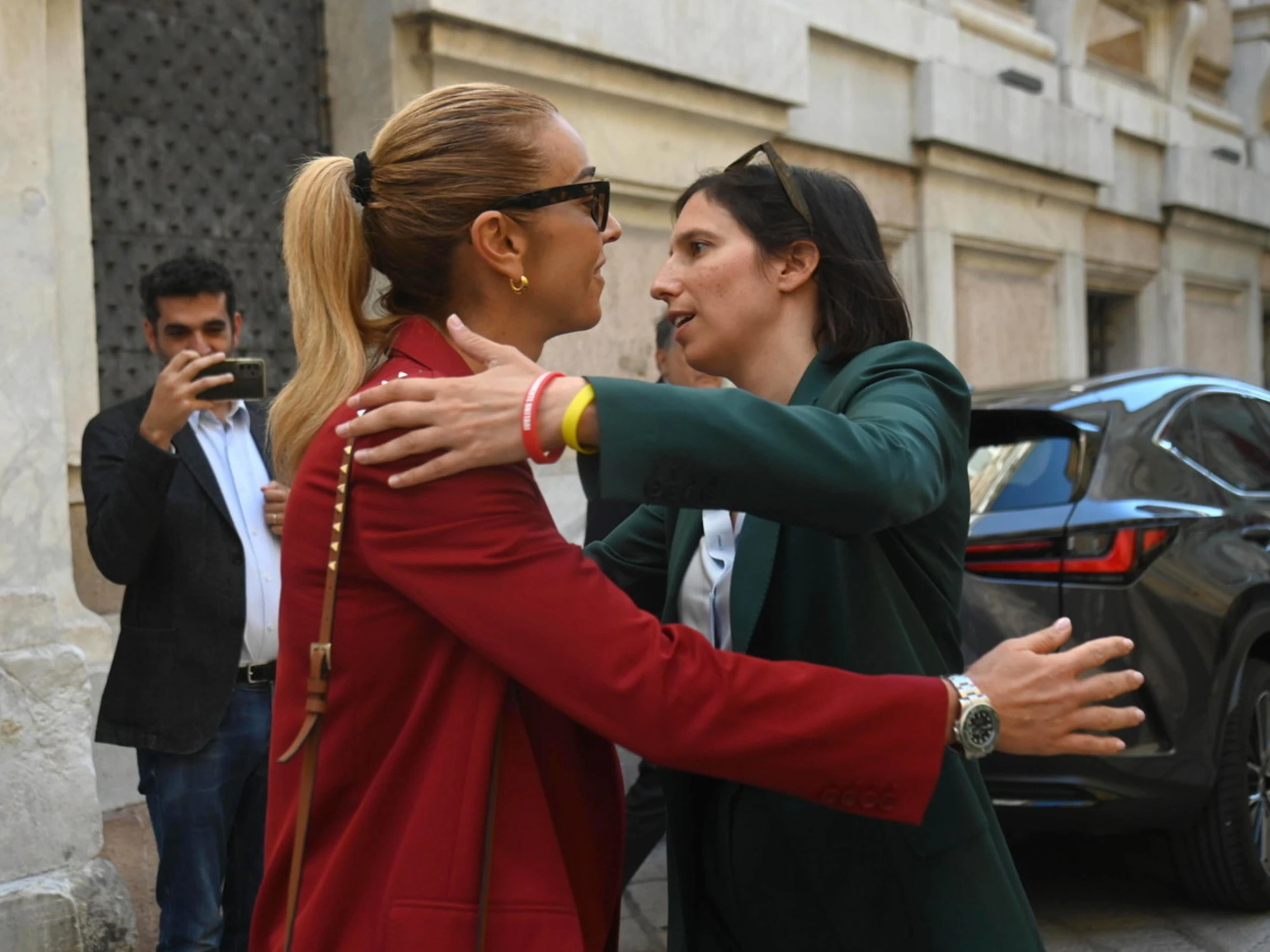 Silvia Salis ed Elly Schlein, l'abbraccio. Ma nel Pd c'è chi dubita: il retroscena