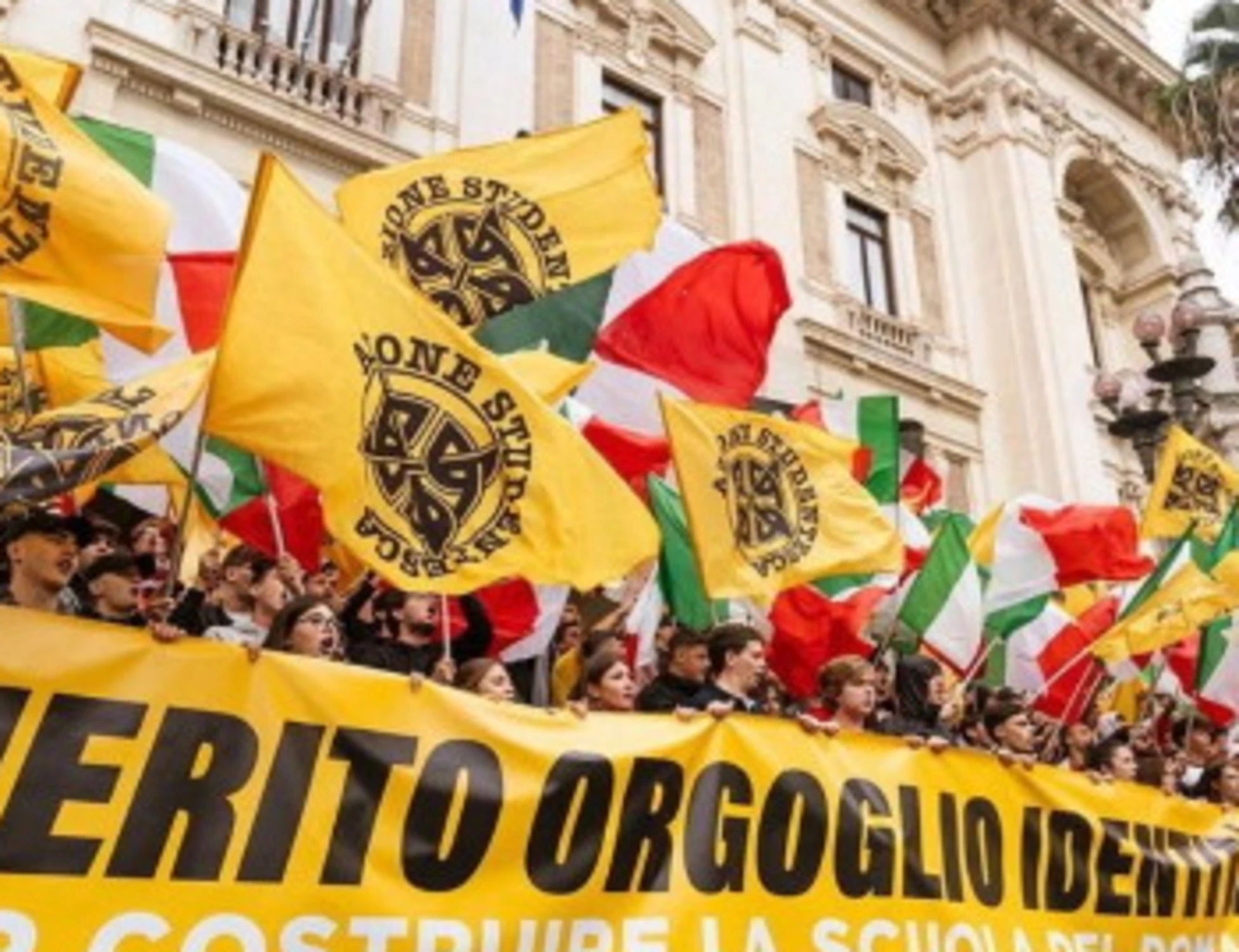 Roma, vietato dire "Viva l'Unità d'Italia": il prof minaccia gli studenti