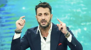 Fabrizio Corona, dichiarazioni raccapriccianti: "Salvini essere inutile. Selvaggia Lucarelli ha sempre voluto farlo. Fedez-Ferragni, a letto..."