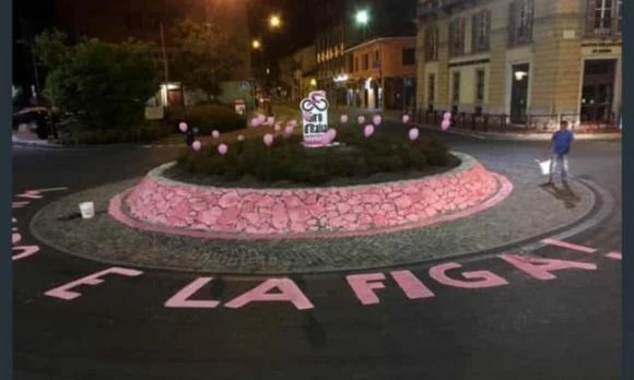 Giro d'Italia, la scritta a caratteri cubitali: "Evviva la fi***", imbarazzo a Ivrea