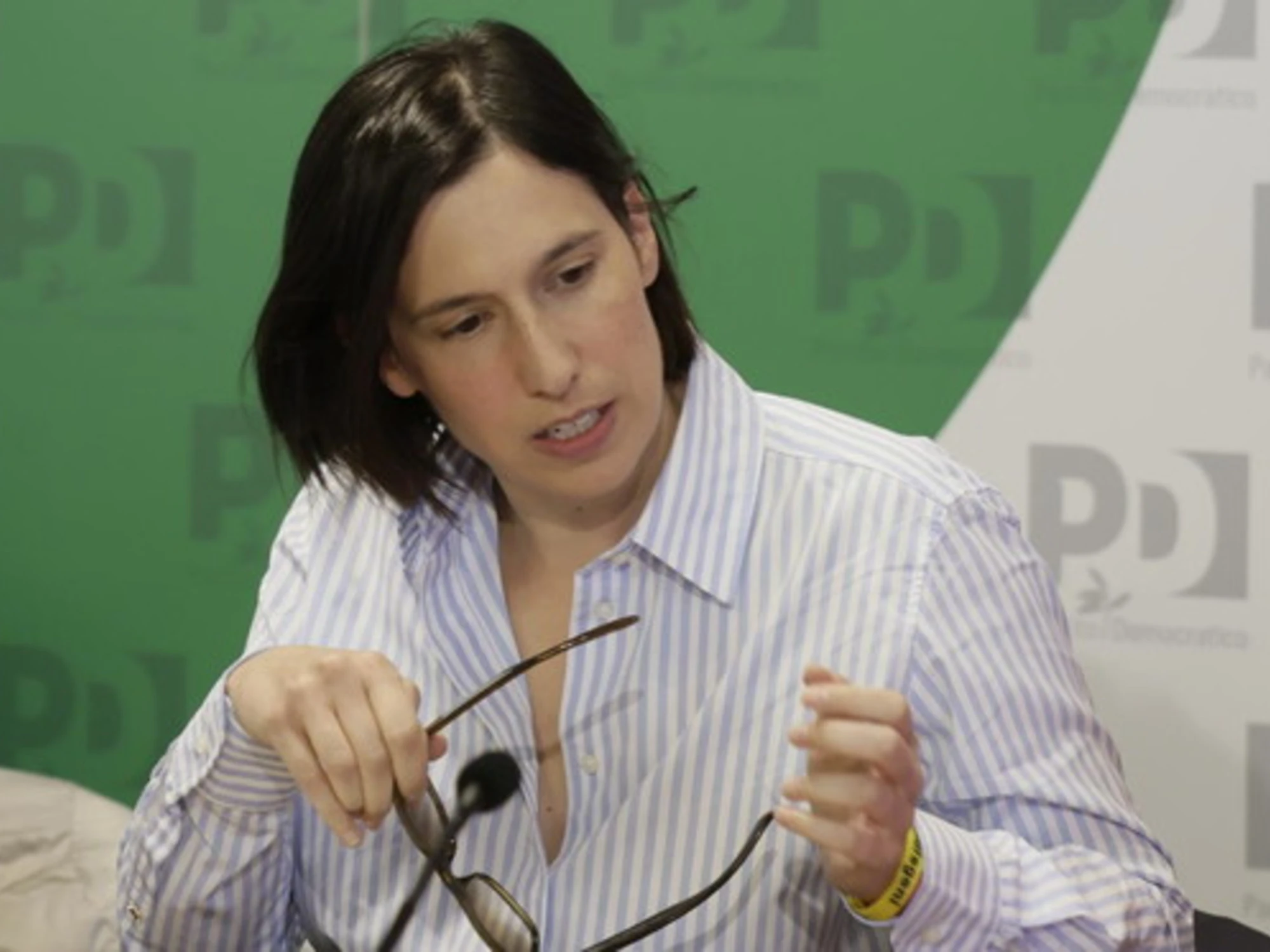 Schlein umiliata da FdI: "Allora lo vuoi?", Elly in confusione totale