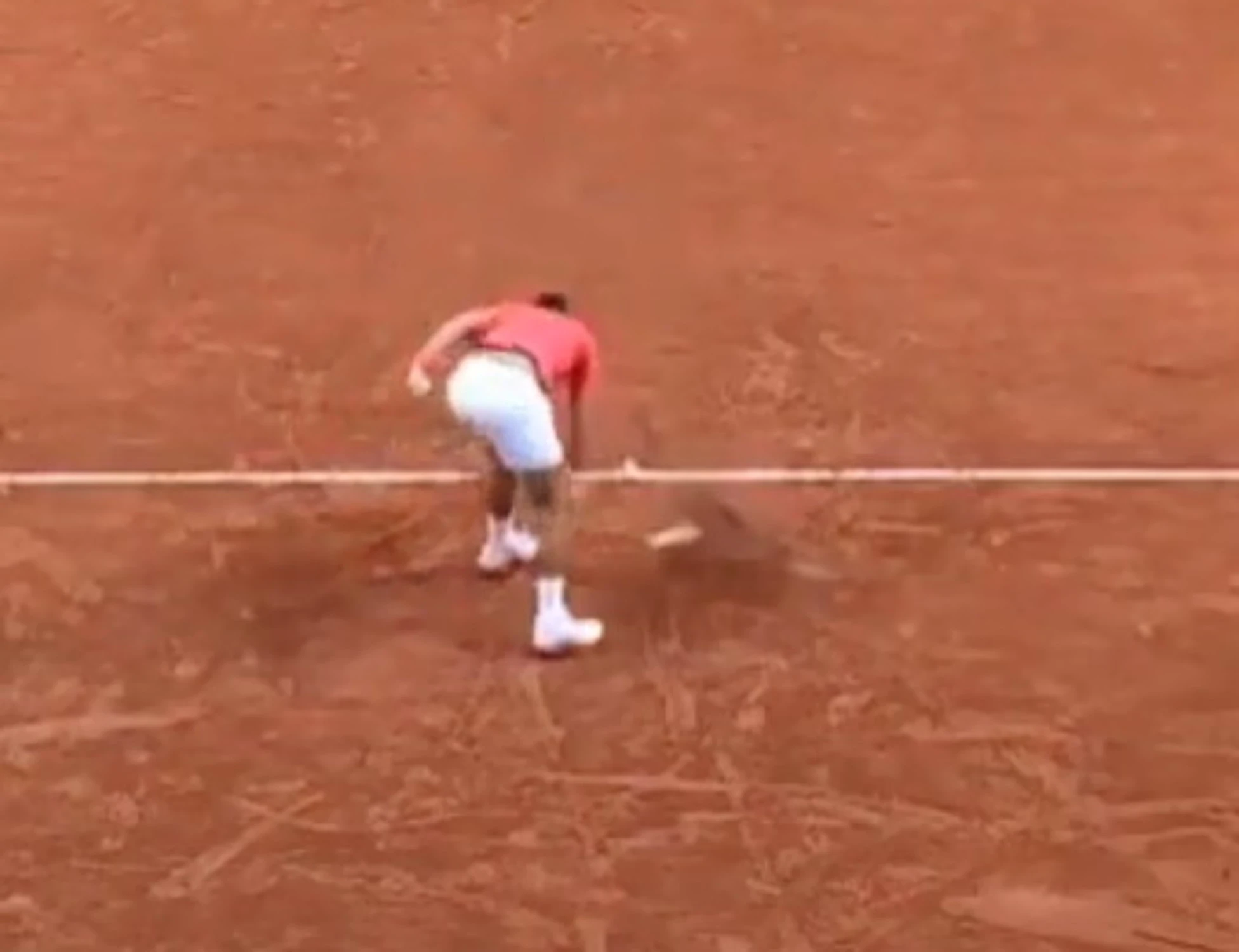Djokovic, scatto d'ira in campo: scaglia la racchetta a terra, fischi dal pubblico
