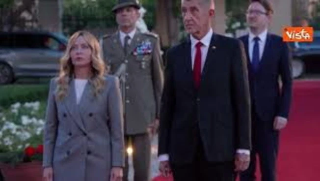 Un mazzo di fiori tricolore per Meloni a Praga, l'accoglienza del premier ceco Babis