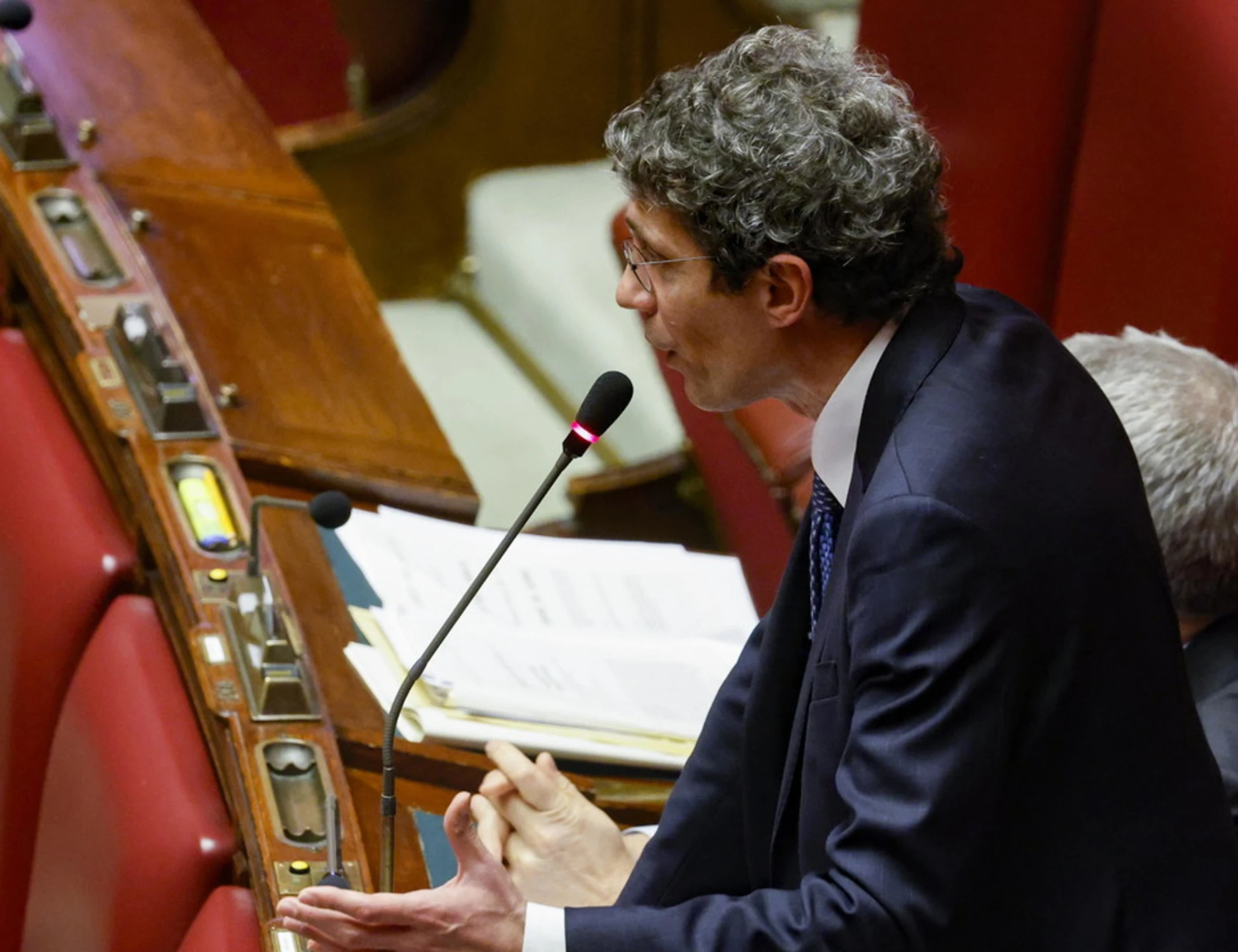 Riccardo Magi dà il peggio in Aula: "L'Iran? No, il problema i nazionalisti come Meloni