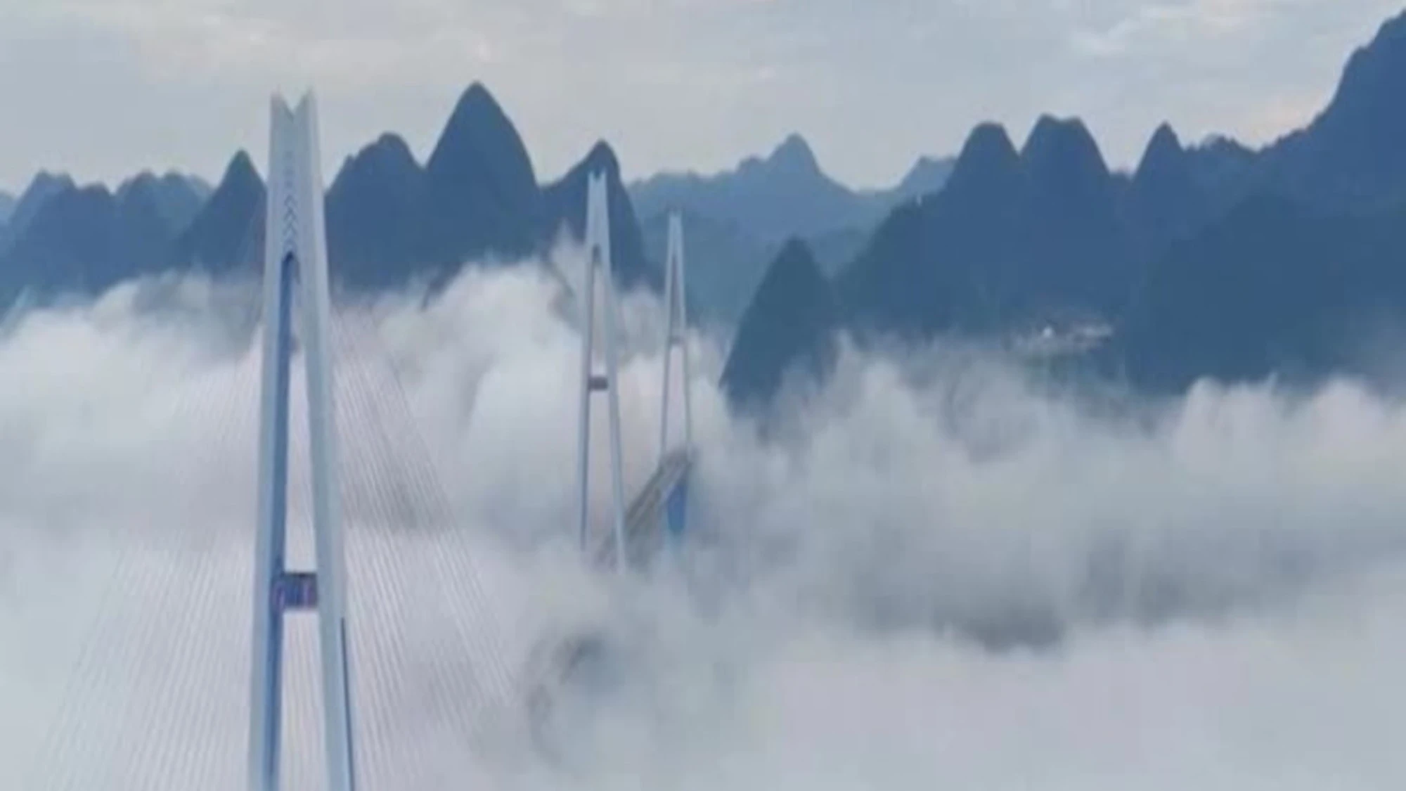 Cina, incredibile nebbia a Pingtang: avvolto completamente il Grande Ponte