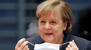 Angela Merkel, la mossa sporca del falco: "Meno soldi Bce all'Italia", il trucco per derubarci
