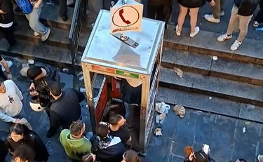 Genova, il concerto organizzato targato Salis? La cabina telefonica diventa un bagno