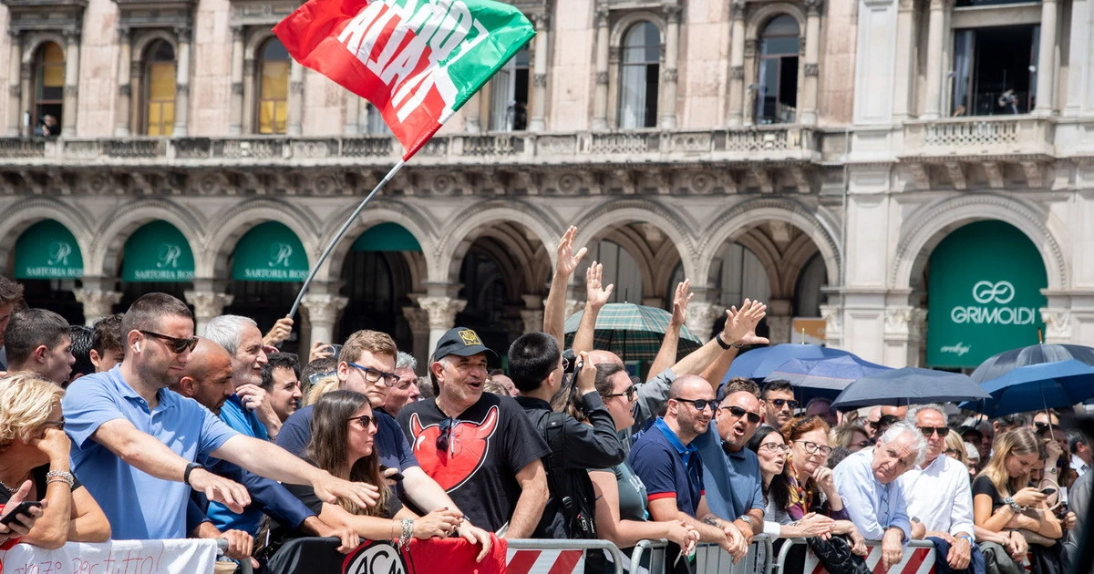 Funerali Berlusconi, il coro fa esplodere piazza Duomo: sinistra spappolata