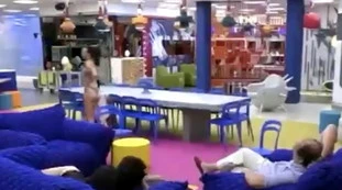 Grande Fratello Vip, "sei grassa? Dimagrisci". Disastro di Fulvio Abbate: lei era quasi morta per anoressia
