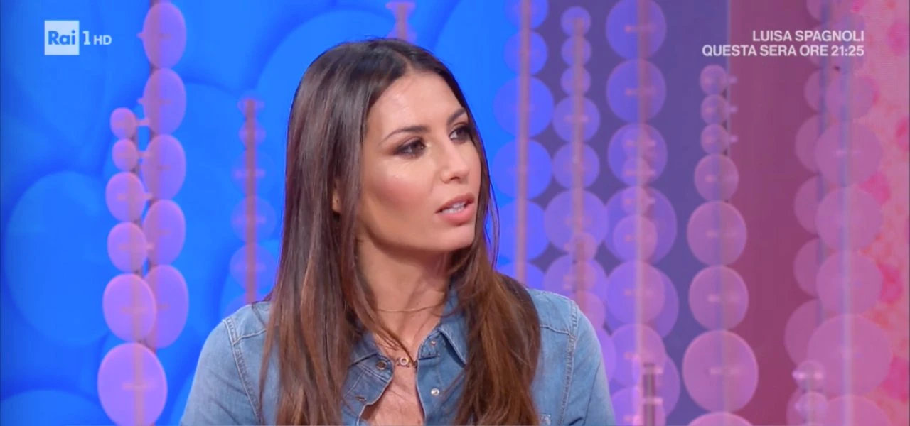 Elisabetta Gregoraci a Vieni da me, palleggiare in studio con la gonna? Incidente sexy