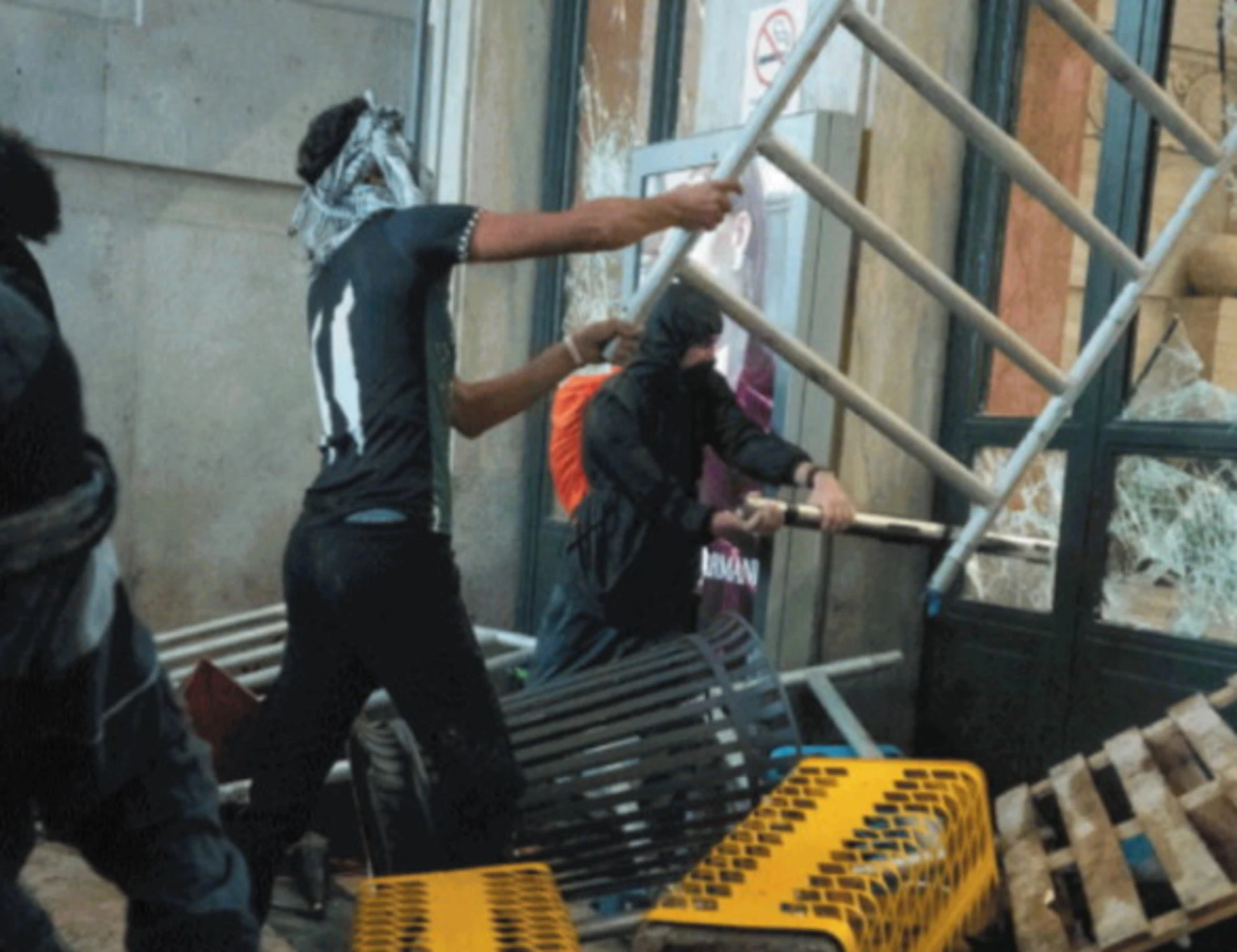 Pro Pal, teppisti impuniti per la guerriglia a Milano: lavori socialmente utili e processo sospeso