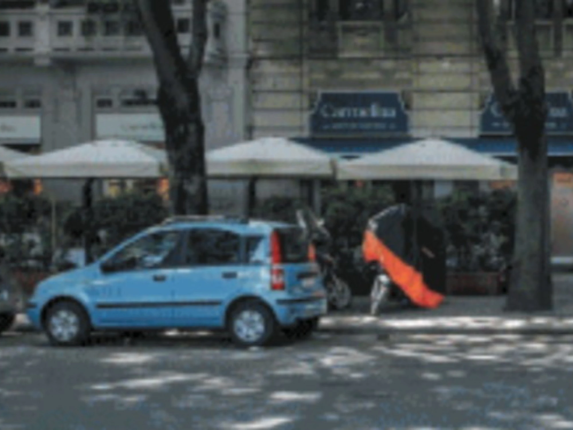 Milano, si ferma per far passare il camion ma arretra e lo investe: una morte atroce