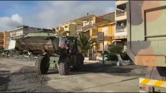 Maltempo, l'esercito al lavoro nel Messinese. le immagini