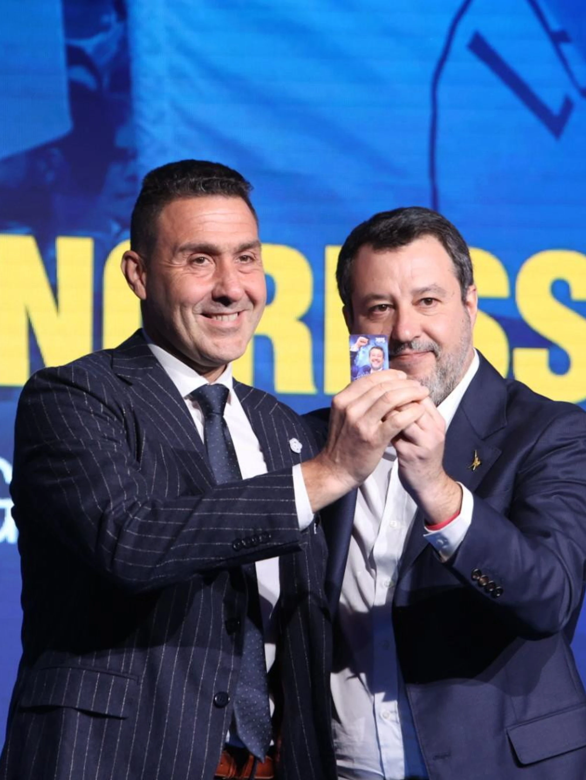 Lega, il generale Vannacci entra nel partito: Salvini gli consegna la tessera